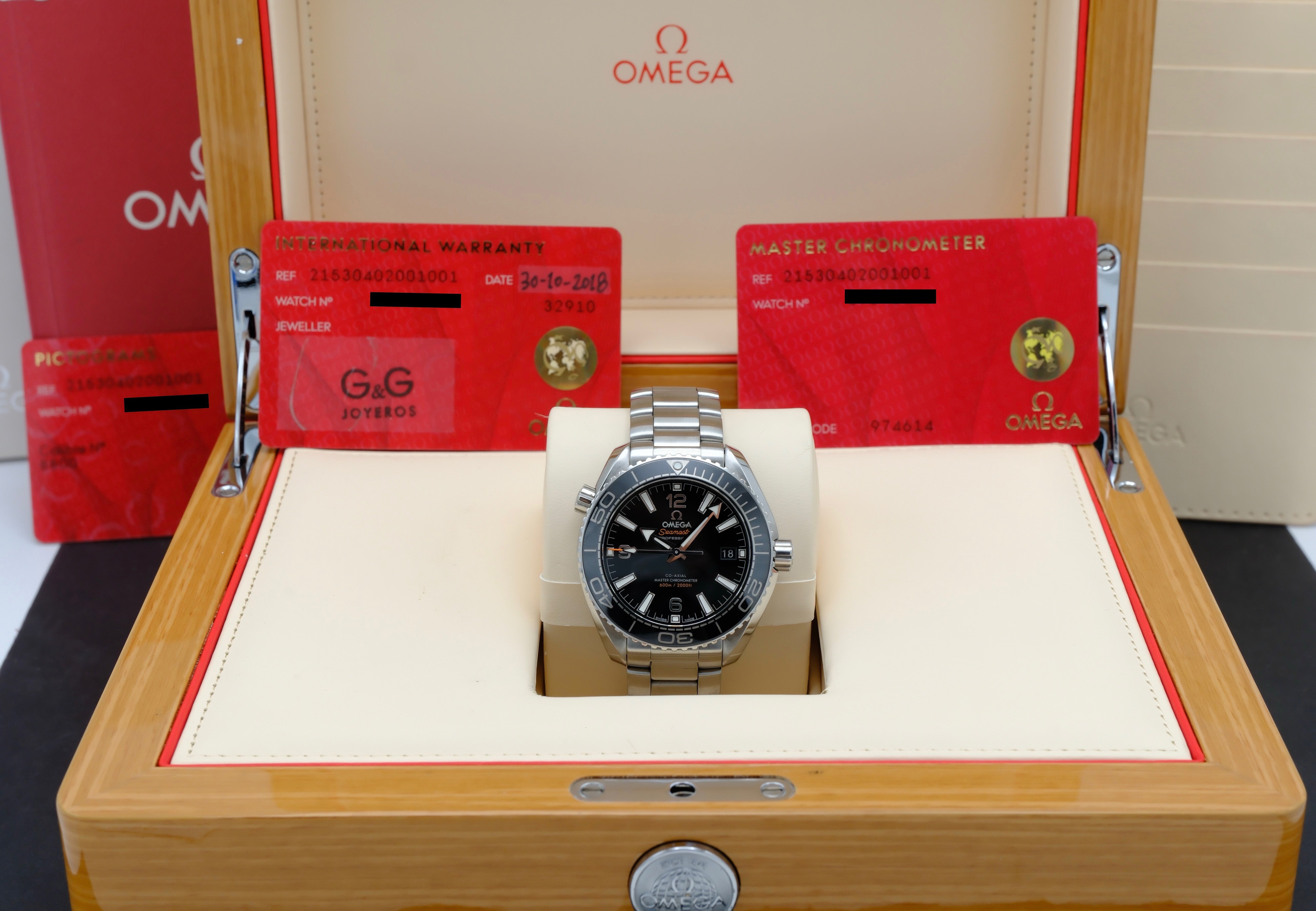Omega Seamaster Planet Ocean 215.30.40.20.01.001 - 2018 - Omega horloge - Omega kopen - Omega heren horloge - Trophies Watches